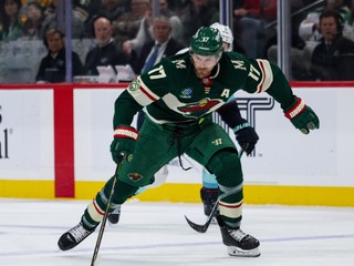 Marcus Foligno (17) v drese Minnesoty.