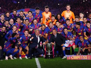 Futbalisti Barcelony oslavujú titul.