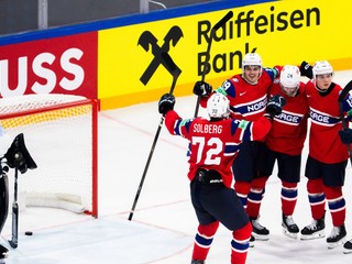 Hokejisti Nórska sa tešia z gólu na MS v hokeji 2026 proti Slovinsku.