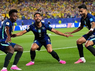Brazílsky futbalista Matheus Cunha (9) oslavuje svoj druhý gól tímu spolu s Viníciusom Júniorom (7) a Lucasom Paquetom (20) počas zápasu skupiny C.