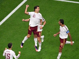 Španiel Mikel Oyarzabal (21) oslavuje strelenie prvého gólu z pokutového kopu počas semifinálového zápasu majstrovstiev sveta vo futbale proti Francúzsku.