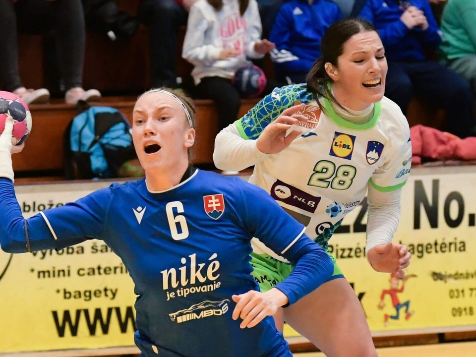 Martina Popovcová (vľavo) v prípravnom zápase Slovensko - Slovinsko.