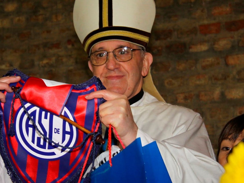 Pápež František s logom svojho obľúbeného klubu San Lorenzo