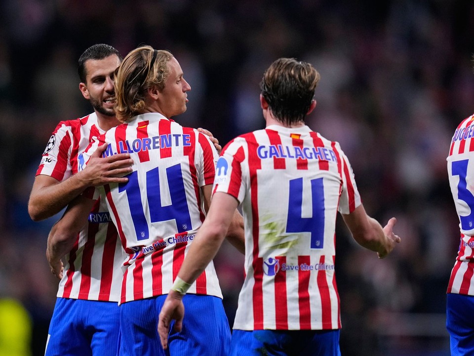 Slovenský futbalista Dávid Hancko (druhý zľava) so spoluhráčmi s Atlética Madrid.