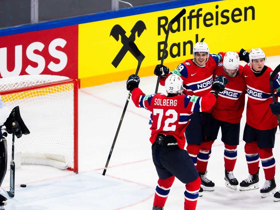 Hokejisti Nórska sa tešia z gólu na MS v hokeji 2026 proti Slovinsku.