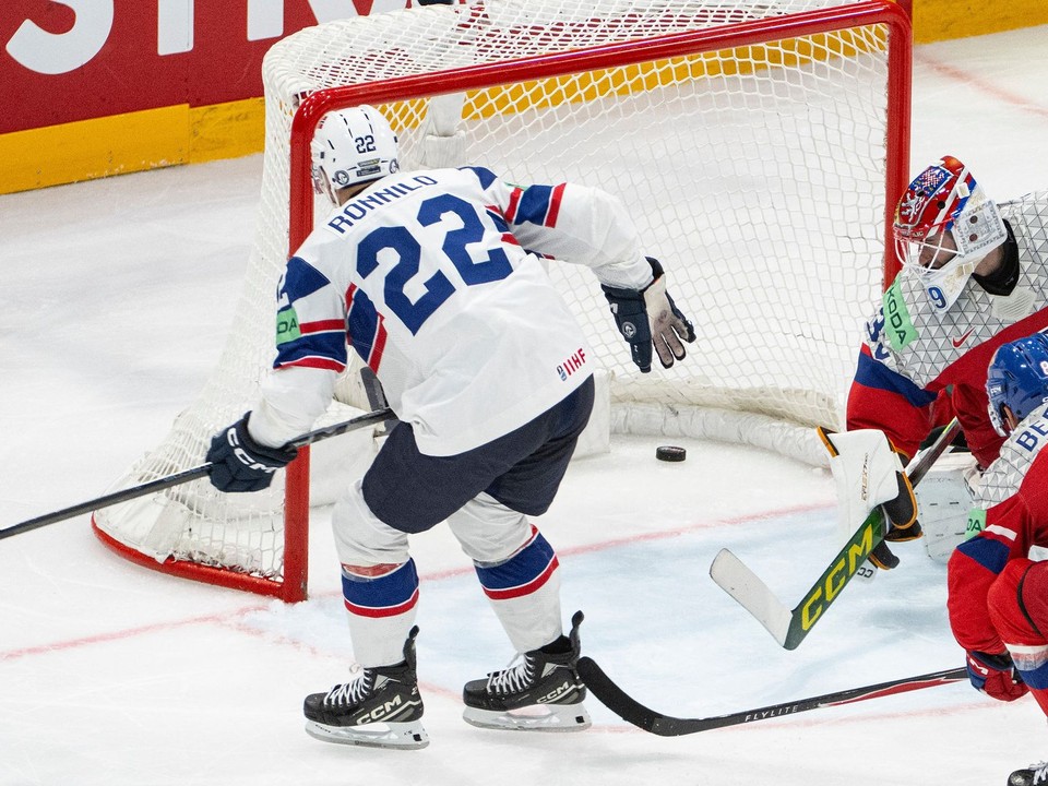 Nór Martin Ronnild strieľa gól Česku na MS v hokeji 2026.