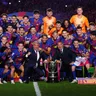 Futbalisti Barcelony oslavujú titul.