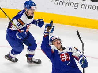 Michal Mrázik (vpravo) na MS v hokeji do 20 rokov 2021.