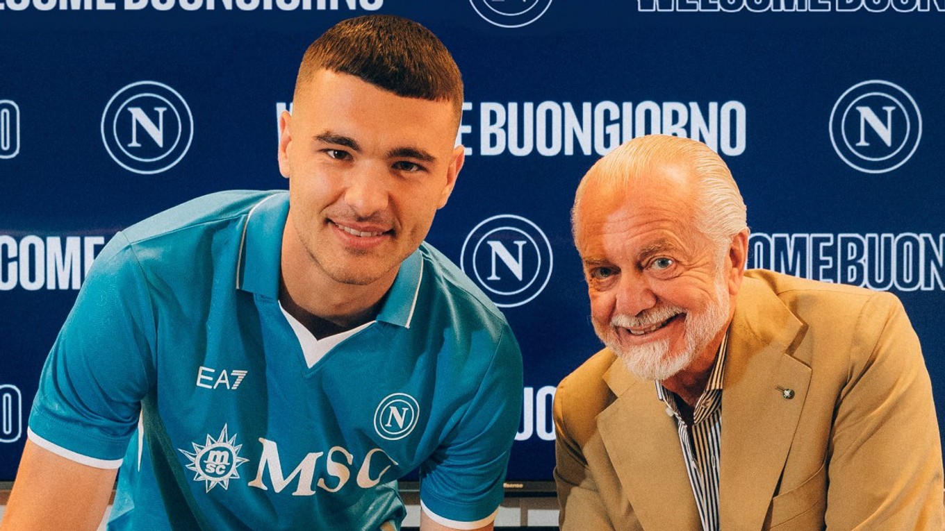 Alessandro Buongiorno pri podpise zmluvy s Aurelioom De Laurentiisom.