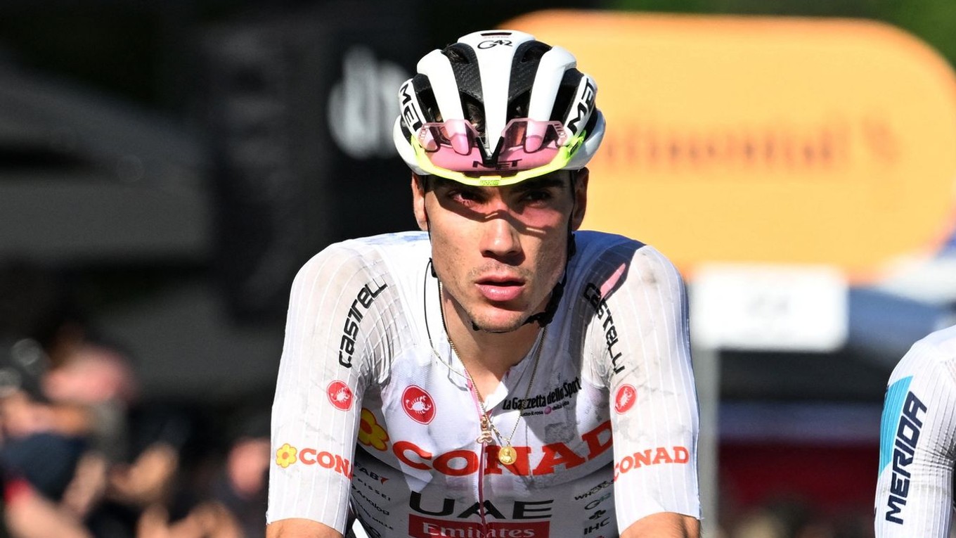Juan Ayuso prichádza do cieľa 16. etapy na Giro d'Italia 2025. 