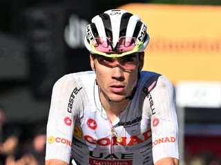 Juan Ayuso prichádza do cieľa 16. etapy na Giro d'Italia 2025. 