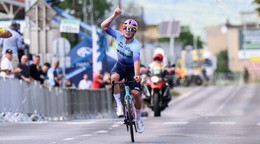 Lukáš Kubiš v cieli hromadného štartu MSR a ČR v cyklistike 2025. 