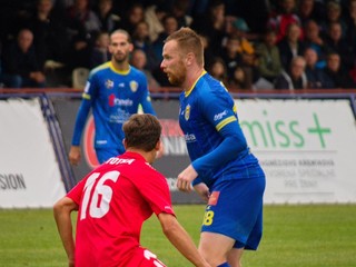 S loptou skúsený humenský hráč Jan Dzurík, vľavo Marko Totka z Redfox FC. V Starej Ľubovni sa body delili. 