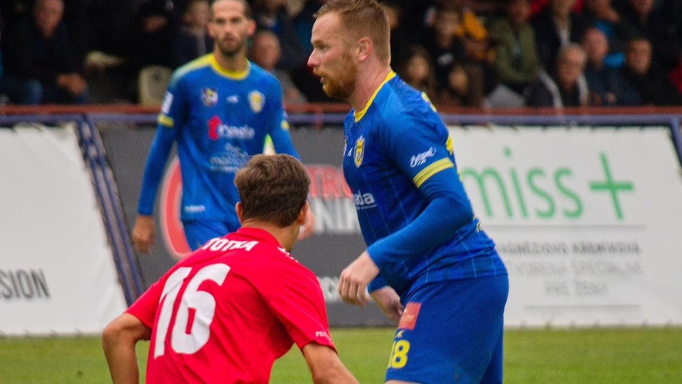 S loptou skúsený humenský hráč Jan Dzurík, vľavo Marko Totka z Redfox FC. V Starej Ľubovni sa body delili. 