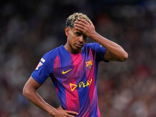 Lamine Yamal sa chytá za hlavu v zápase s Realom Madrid.