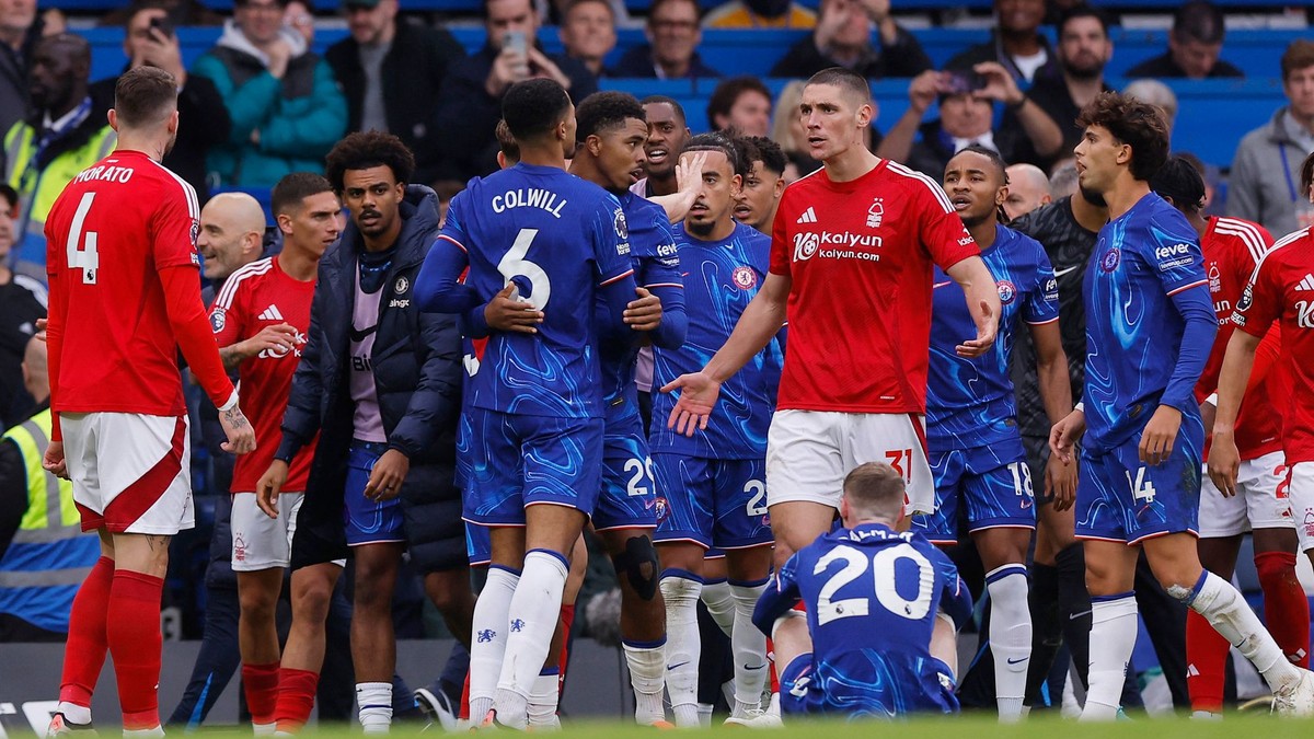 Bitka medzi hráčmi Chelsea a Nottinghamom Forest. 