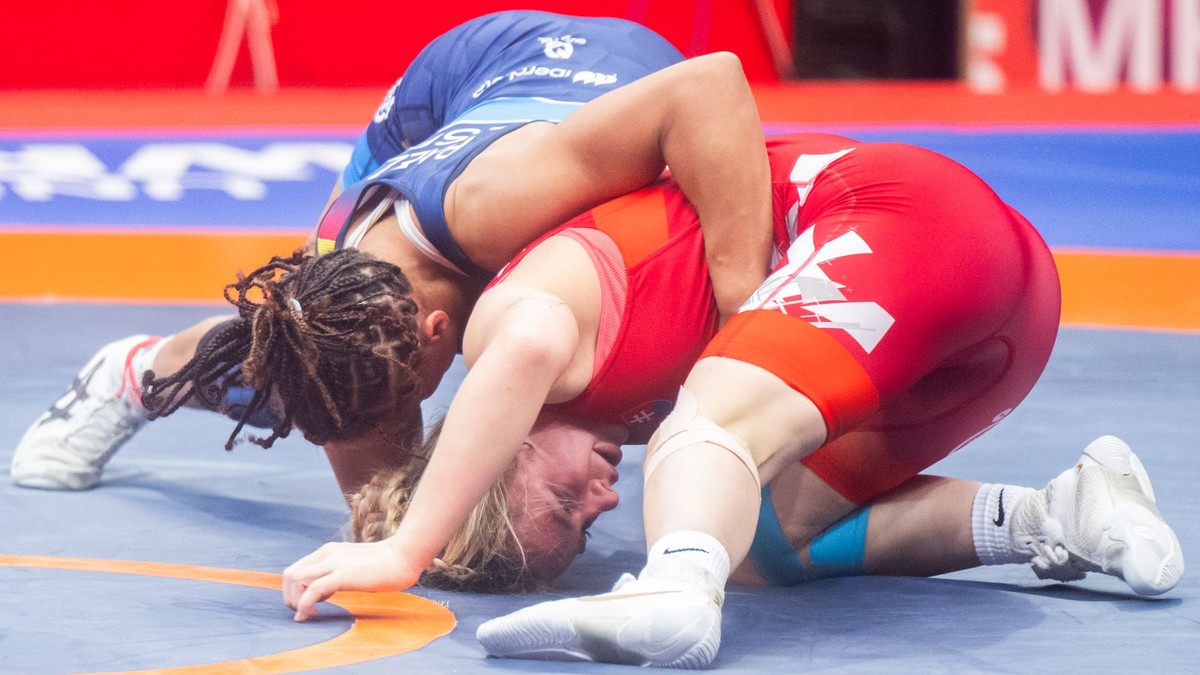 sprava slovenská zápasníčka Réka Hegedüsová a Maria Victoria Baezová zo Španielska 
