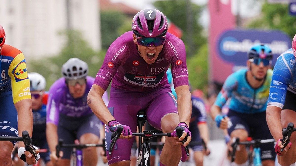 Francúzsky cyklista Paul Magnier vyhráva 3. etapu na Giro d'Italia 2026. 