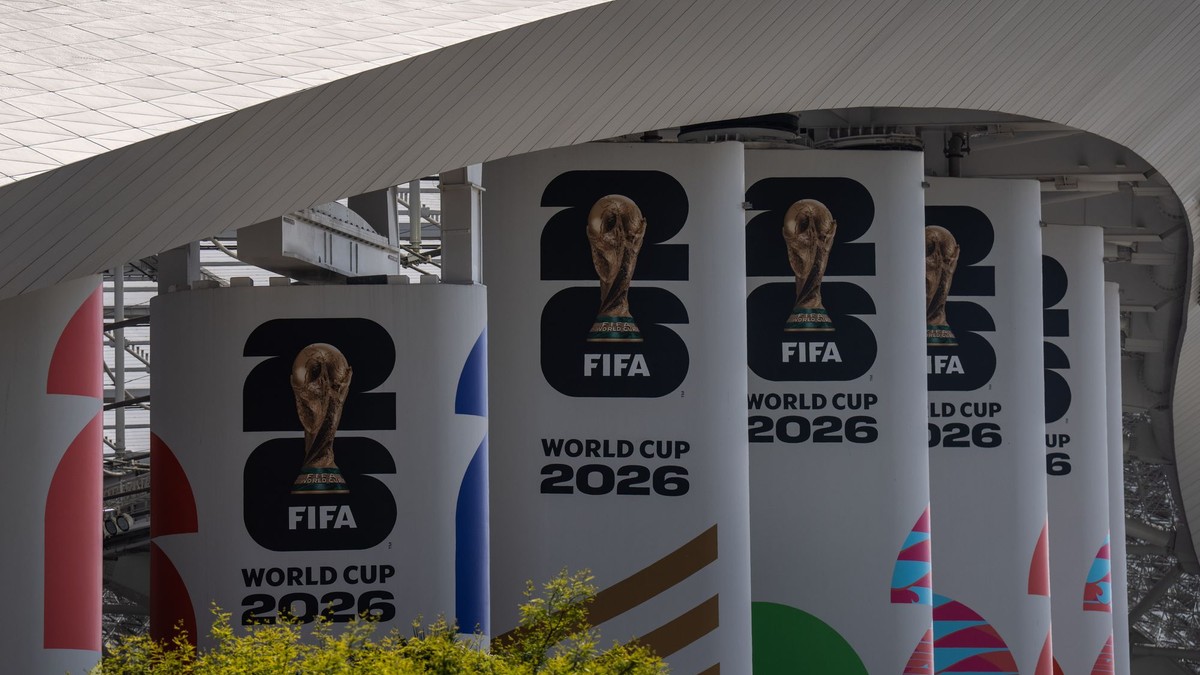 Na snímke nápisy „Majstrovstvá sveta vo futbale 2026“ sú umiestnené na stĺpoch štadióna SoFi Stadium v americkom Inglewoode. 