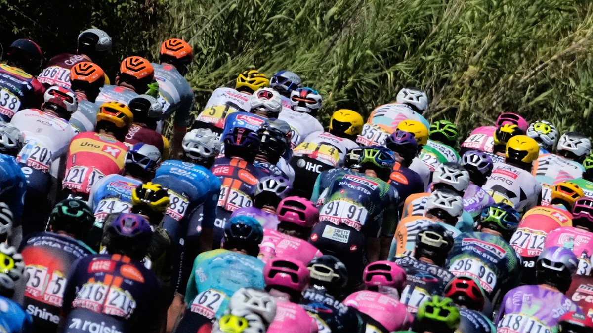 Cyklistický pelotón počas Tour de France 2026