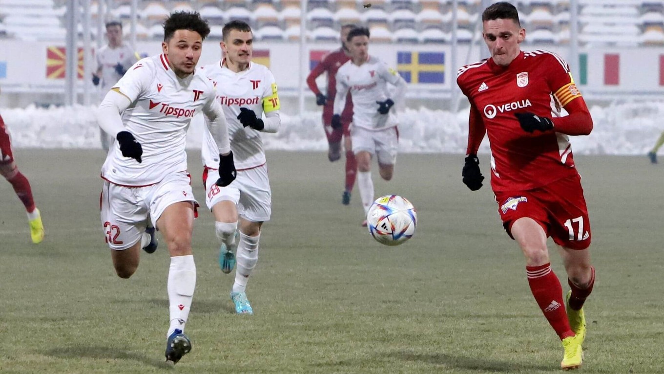 Na snímke zľava Štefan Mičuda (Trenčín) a Róbert Polievka (Banská  Bystrica) počas zápasu 20. kola futbalovej Fortuna ligy MFK Dukla Banská Bystrica - AS Trenčín.