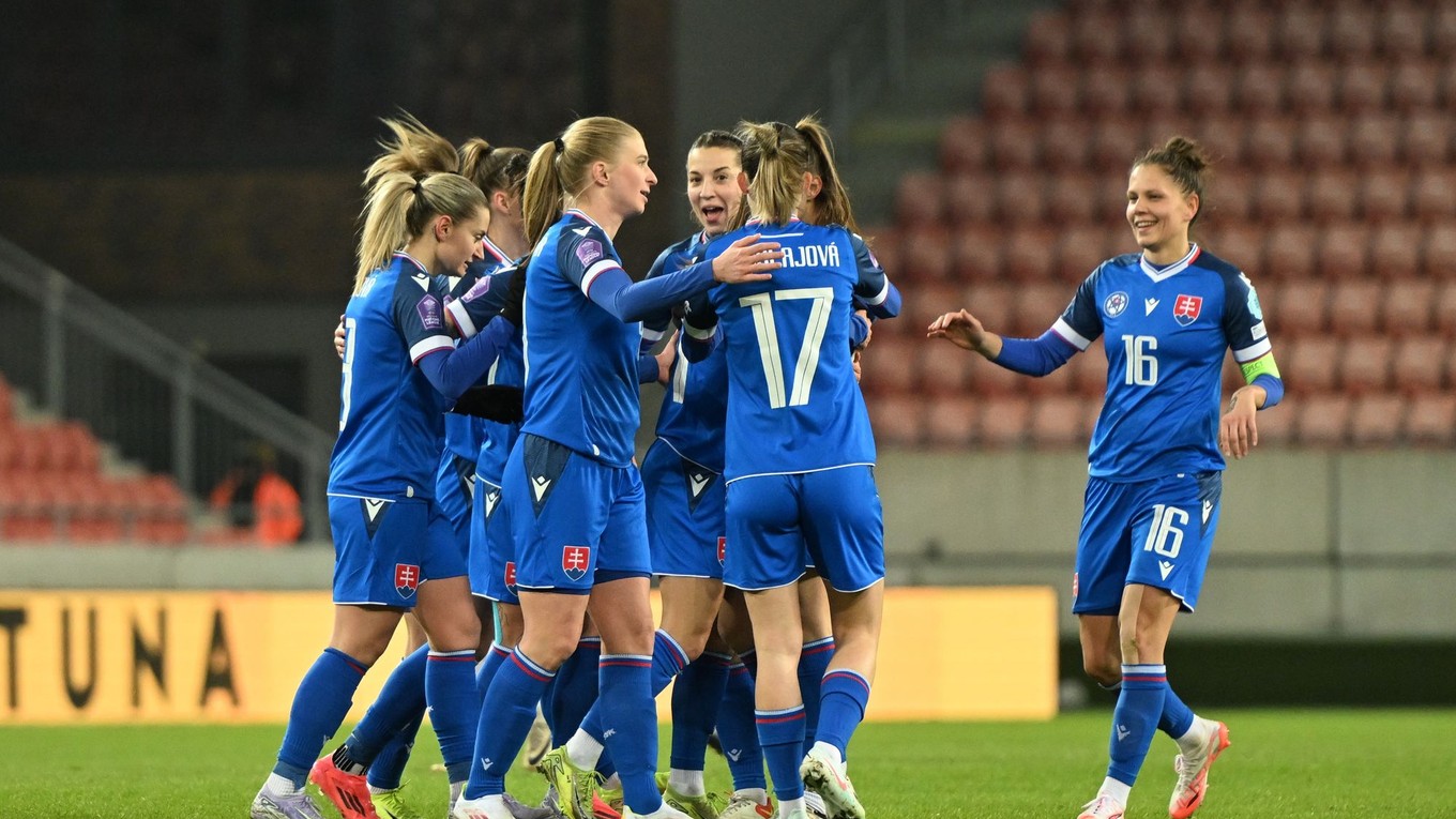 Radosť hráčok Slovenska po strelení gólu