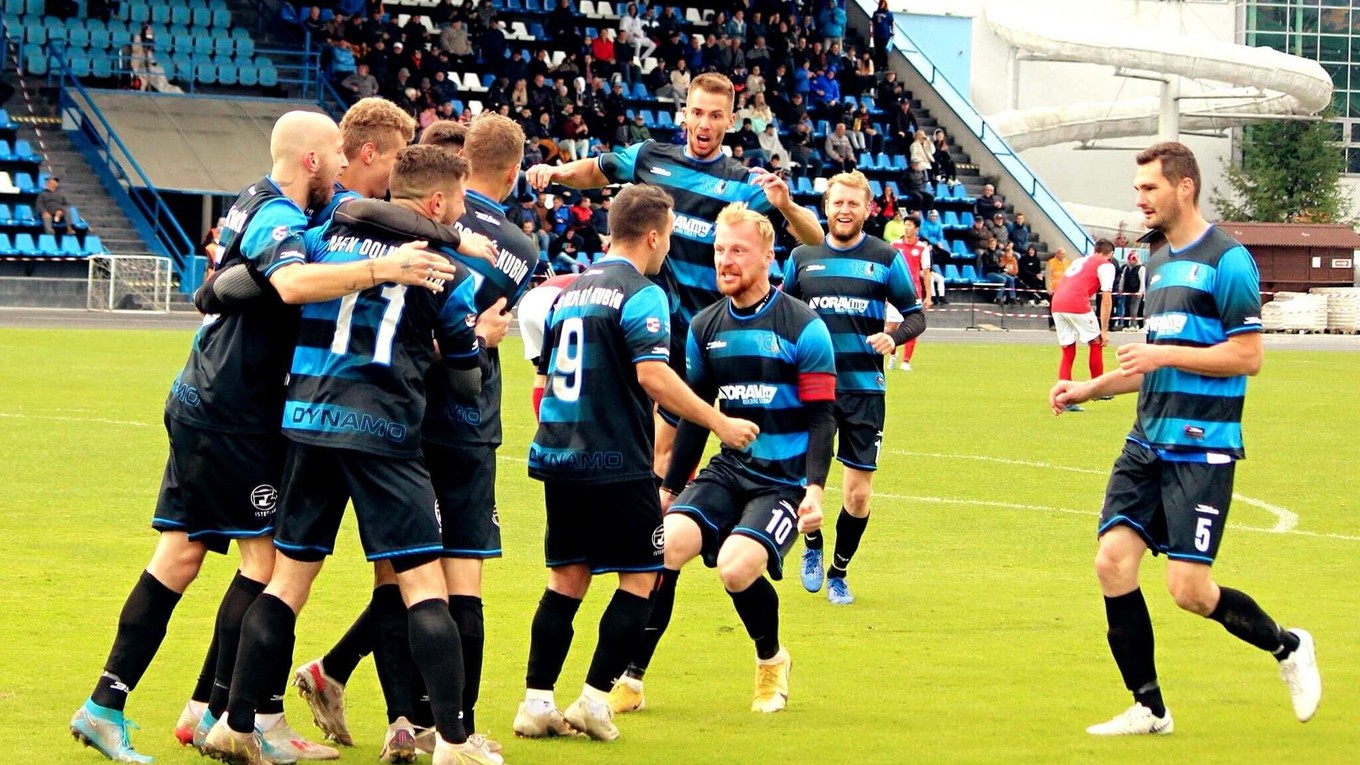 Peter Sopúch (v strede) s kapitánskom páskou so spoluhráčmi z MFK Dolný Kubín.