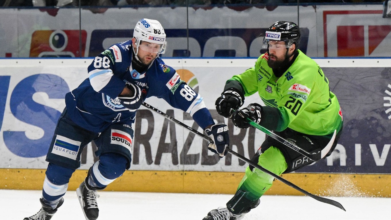 David Okoličany (Nitra) a Peter Galamboš (Žilina) v prvom zápase semifinale play off Tipos extraligy.