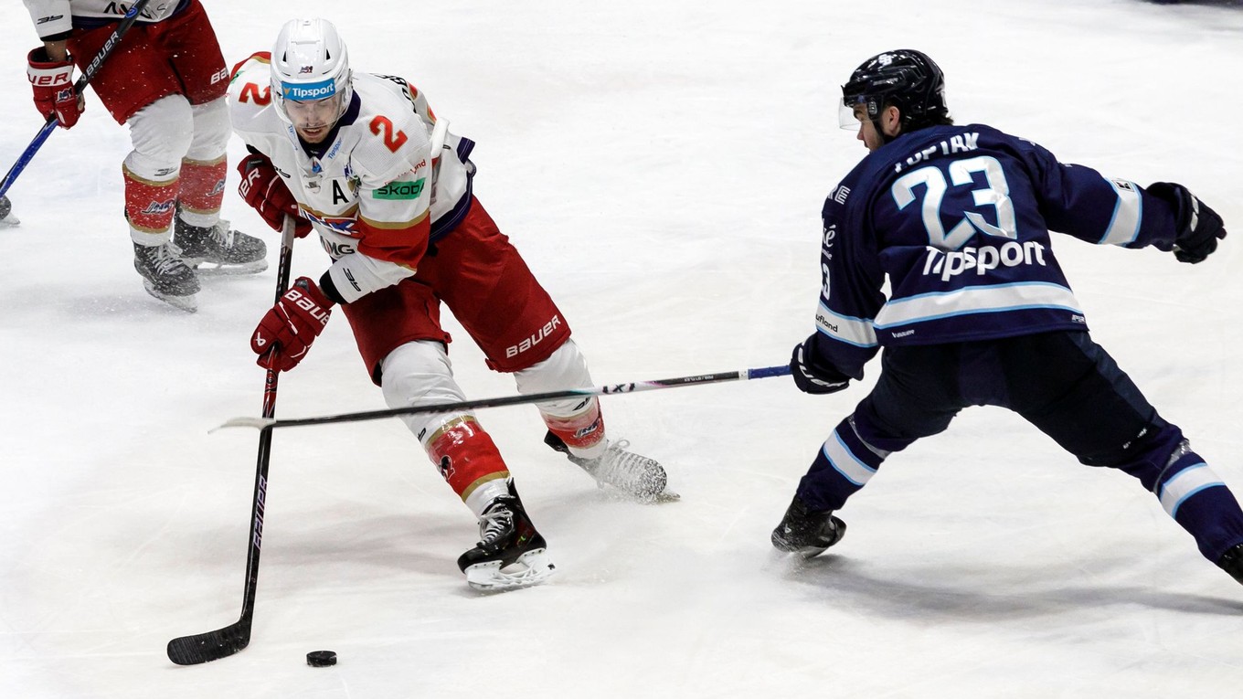 Zľava Carter Robertson (HK 32 Liptovský Mikuláš) a Ján Lupták (Slovan)