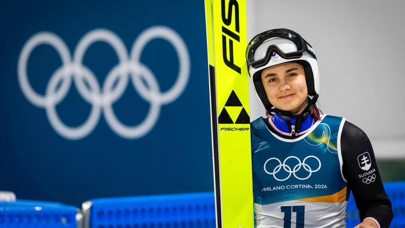 Kira Mária Kapustíková pózuje počas súťaže na strednom mostíku na XXV. zimných olympijských hrách.