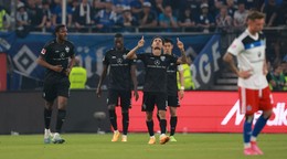 Hráč Stuttgartu Enzo Millot (uprostred) oslavuje po góle v odvete baráže o účasť v nemeckej Bundeslige SV Hamburg - VfB Stuttgart.