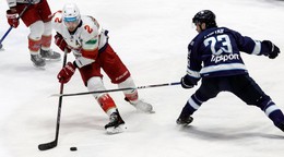 Zľava Carter Robertson (HK 32 Liptovský Mikuláš) a Ján Lupták (Slovan)