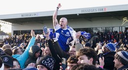 Futbalisti Macclesfield Town oslavujú.