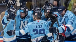 Gólová radosť hráčov Nitry v 6. zápase finále play off hokejovej Tipsport extraligy medzi HC Slovan Bratislava - HK Nitra.