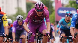 Francúzsky cyklista Paul Magnier vyhráva 3. etapu na Giro d'Italia 2026. 