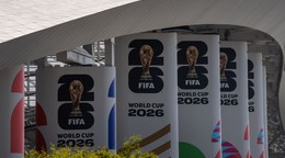 Na snímke nápisy „Majstrovstvá sveta vo futbale 2026“ sú umiestnené na stĺpoch štadióna SoFi Stadium v americkom Inglewoode.