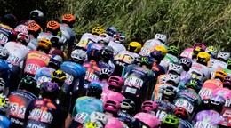 Cyklistický pelotón počas Tour de France 2026