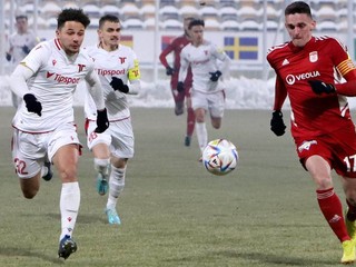 Na snímke zľava Štefan Mičuda (Trenčín) a Róbert Polievka (Banská  Bystrica) počas zápasu 20. kola futbalovej Fortuna ligy MFK Dukla Banská Bystrica - AS Trenčín.