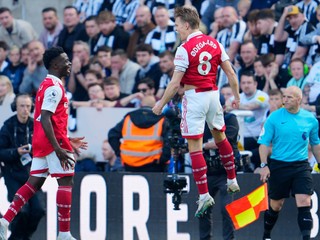 Radosť stredopoliara Arsenalu Martina Ödegaarda (vpravo). 
