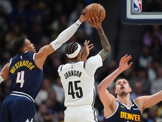 Russell Westbrook (vľavo) a Nikola Jokic (vpravo) v zápase proti Brooklyn Nets.