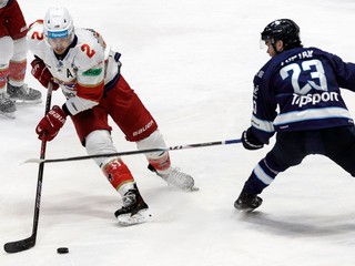 Zľava Carter Robertson (HK 32 Liptovský Mikuláš) a Ján Lupták (Slovan)