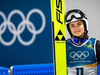 Kira Mária Kapustíková pózuje počas súťaže na strednom mostíku na XXV. zimných olympijských hrách.
