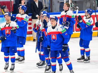 Slovenskí hokejisti ďakujú fanúšikom po poslednom zápase na MS v hokeji 2026. 
