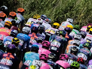 Cyklistický pelotón počas Tour de France 2026