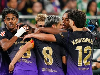 Futbalisti Barcelony oslavujú gól.
