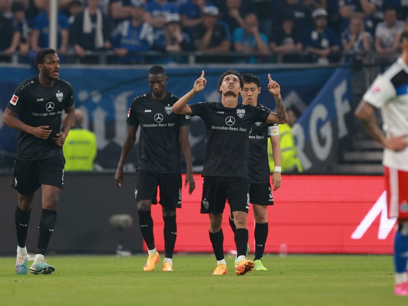Hráč Stuttgartu Enzo Millot (uprostred) oslavuje po góle v odvete baráže o účasť v nemeckej Bundeslige SV Hamburg - VfB Stuttgart.