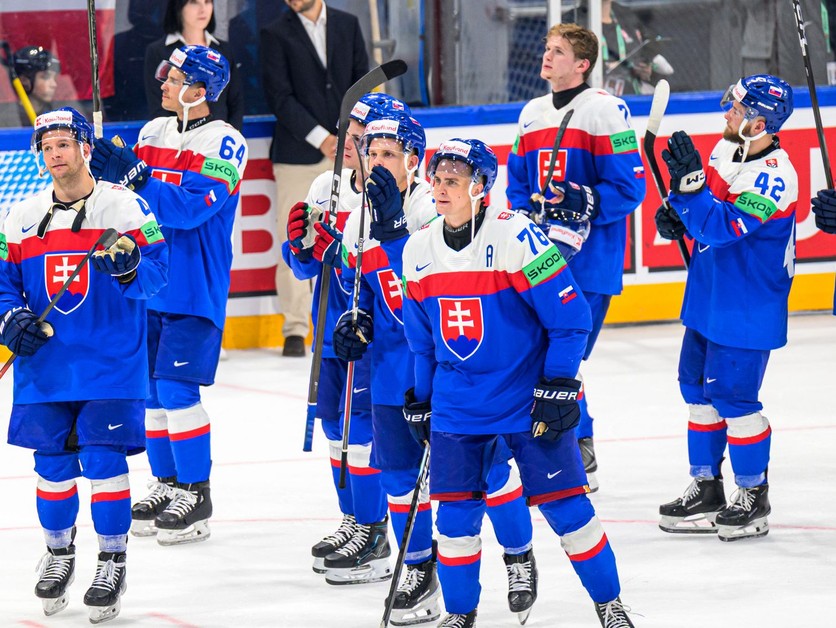 Slovenskí hokejisti ďakujú fanúšikom po poslednom zápase na MS v hokeji 2026. 