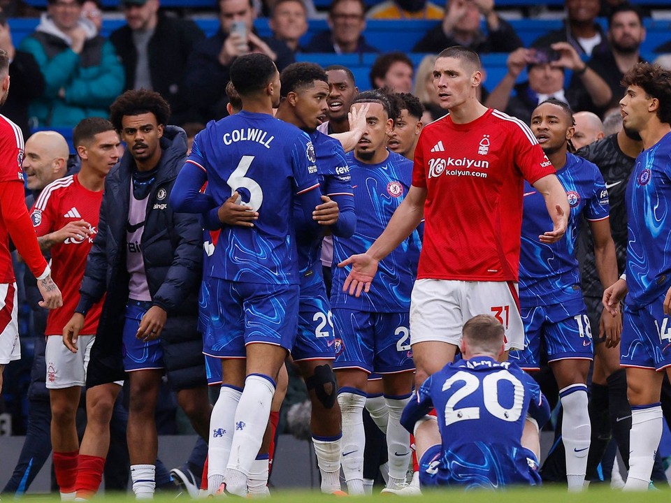 Bitka medzi hráčmi Chelsea a Nottinghamom Forest. 