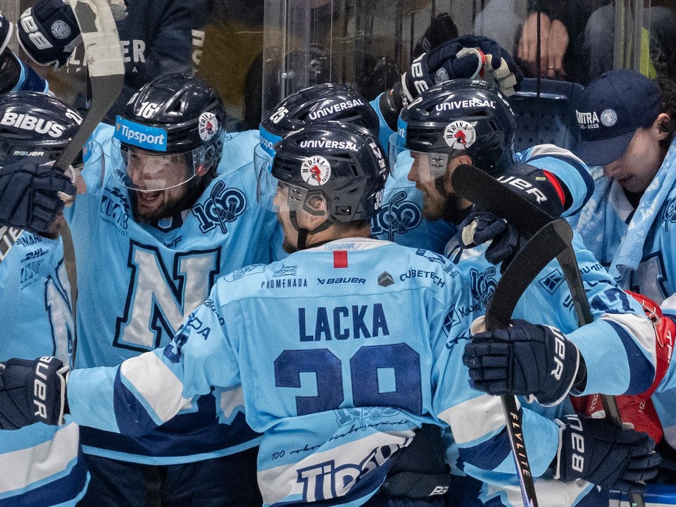 Gólová radosť hráčov Nitry v 6. zápase finále play off hokejovej Tipsport extraligy medzi HC Slovan Bratislava - HK Nitra.