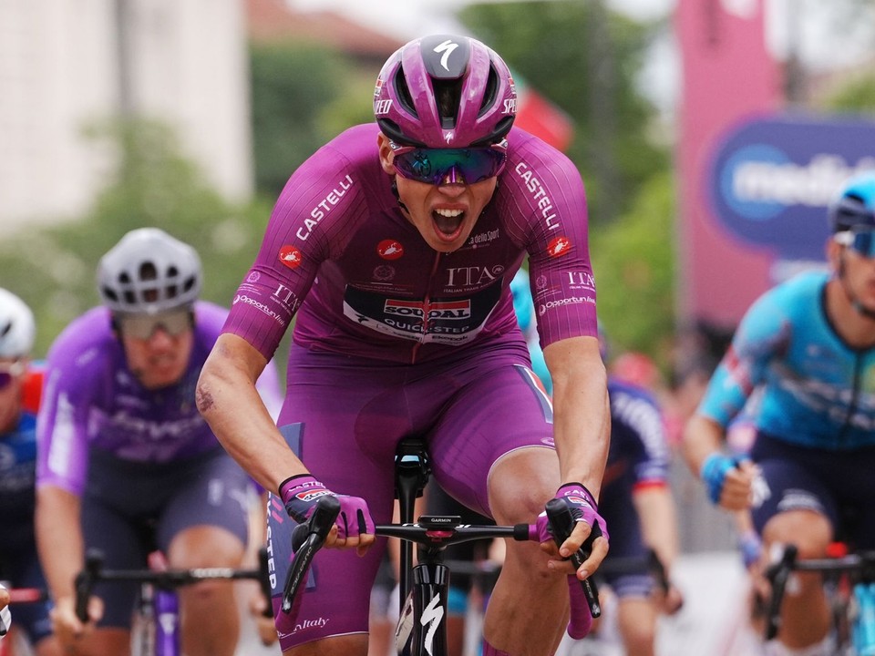 Francúzsky cyklista Paul Magnier vyhráva 3. etapu na Giro d'Italia 2026. 